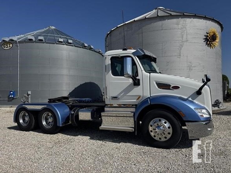 2019-peterbilt-579-image-1