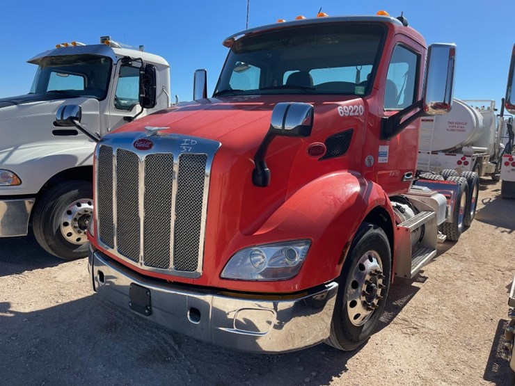 2019-peterbilt-579-image-1