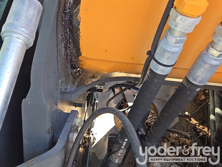 2021-case-cx210-lc-image-89