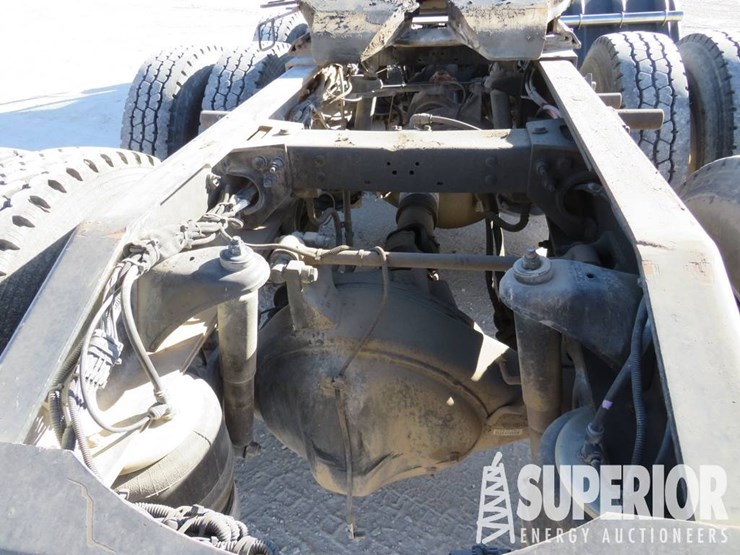 peterbilt-388-image-10