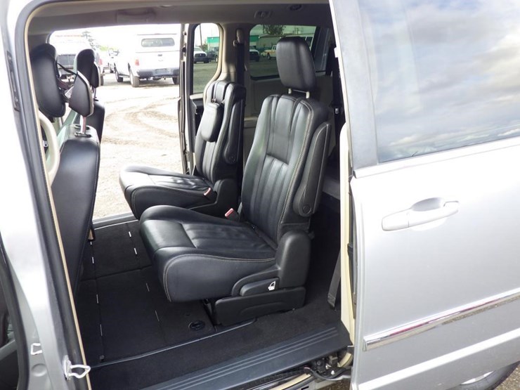 chrysler-town-&-country-image-7