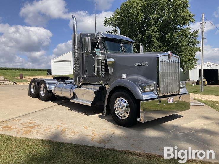 2017-kenworth-w900l-image-3
