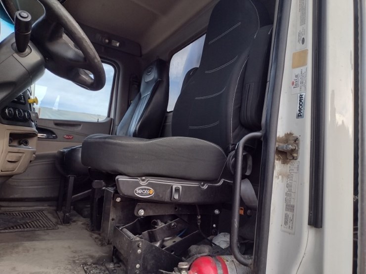 peterbilt-567-image-12