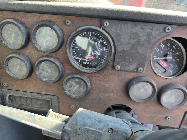 2001-peterbilt-320-image-32