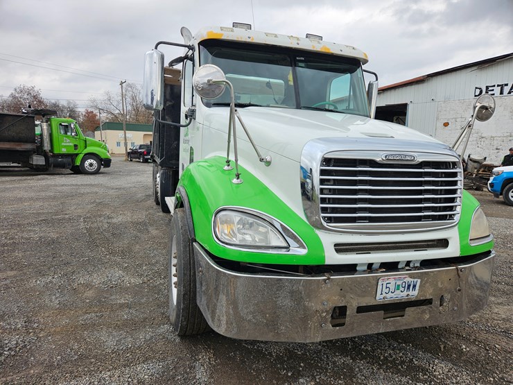 freightliner-columbia-120-image-32