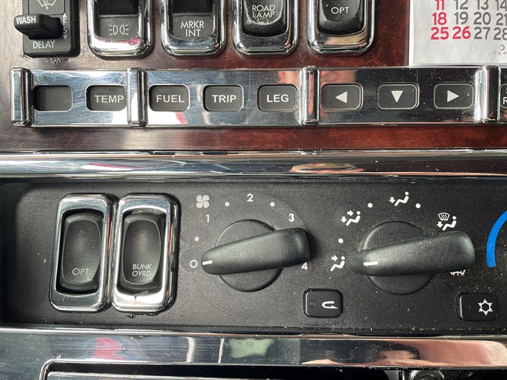 #1043-•-2009-freightliner-semi-(wi-title-in-delay)-image-31