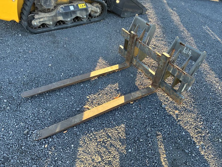 #122464-•-cnh-60"-quick-attach-ldr-forks-image-1