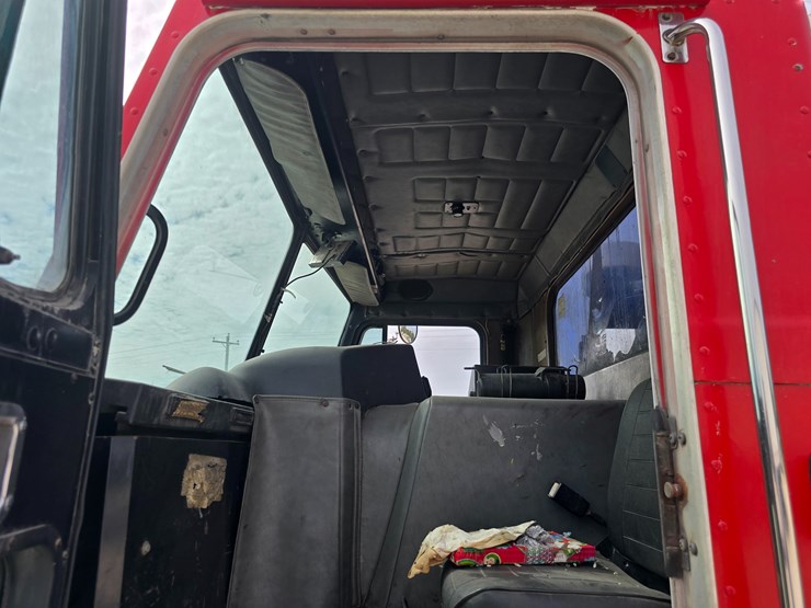 2003-peterbilt-320-image-73