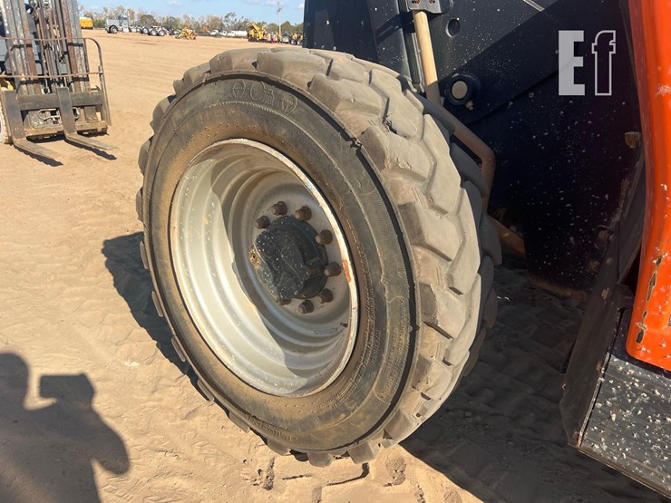 2018-jlg-742-image-22