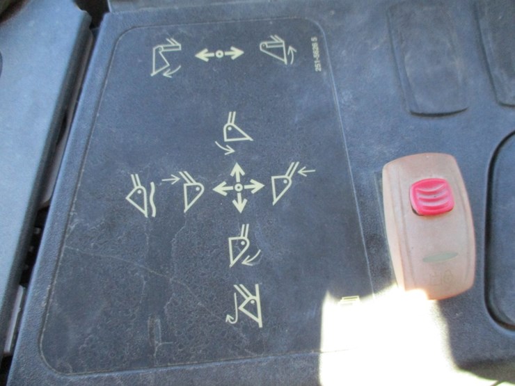 2017-caterpillar-450f-image-9