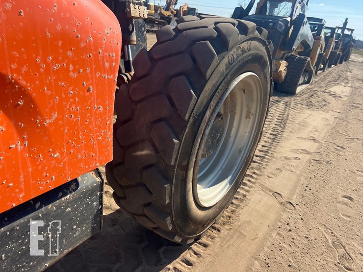 2018-jlg-742-image-23