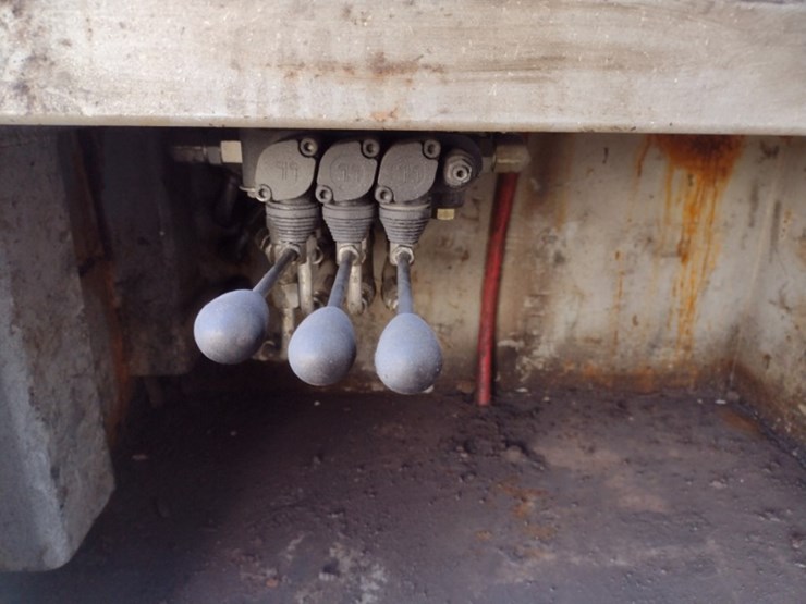 peterbilt-335-image-38