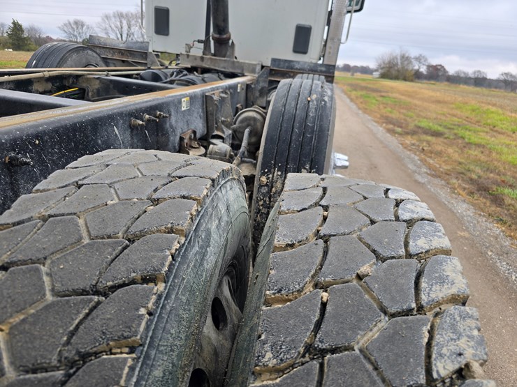 2020-peterbilt-567-image-98