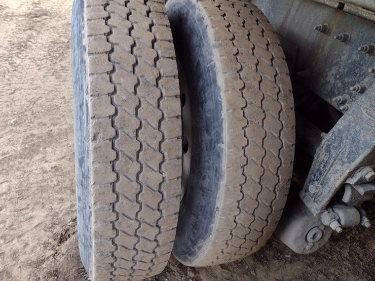 peterbilt-567-image-25