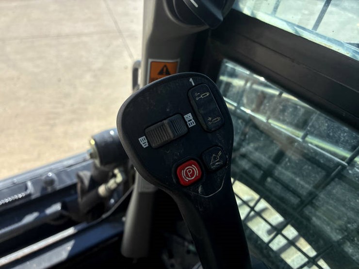 new-holland-c334-image-53