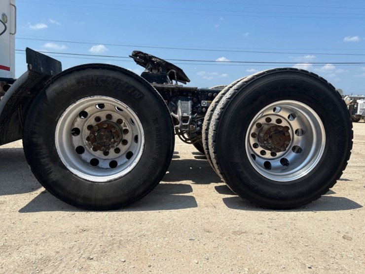 2016-kenworth-t660-image-11