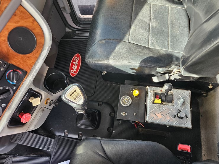 2009-peterbilt-365-image-76