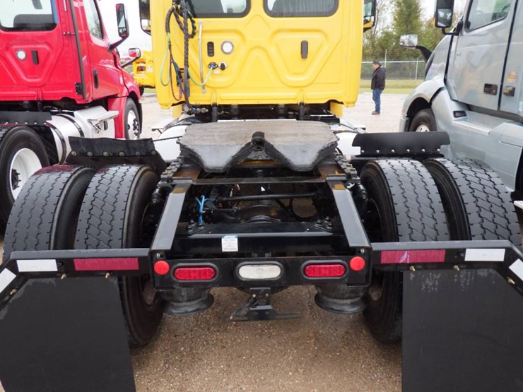 2020-freightliner-cascadia-126-image-10