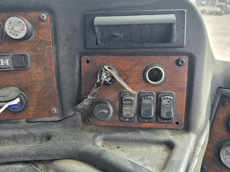 2003-peterbilt-320-image-62