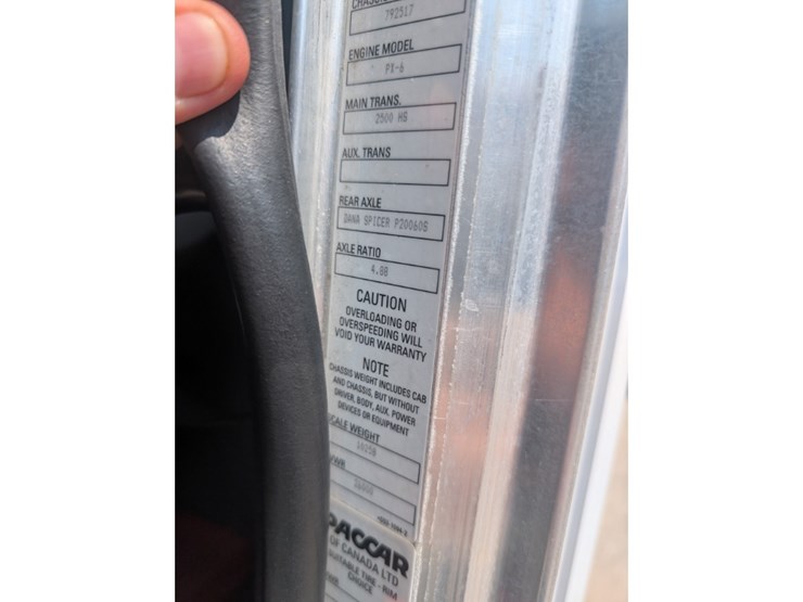 peterbilt-335-image-27