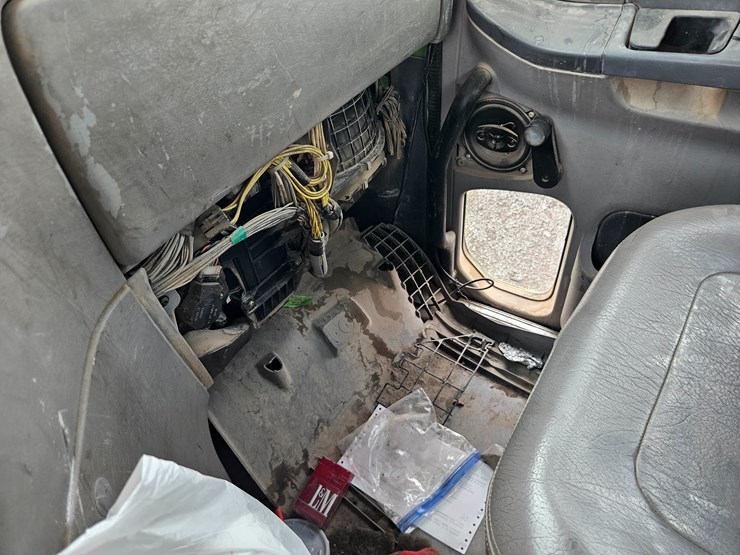 freightliner-columbia-112-image-72