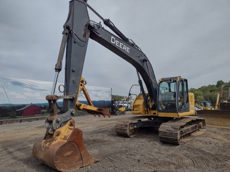 deere-225d-lc-image-48