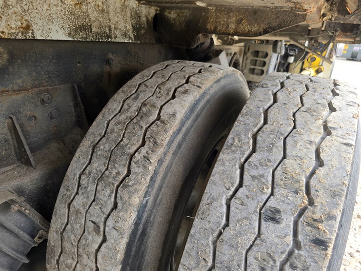 2003-peterbilt-320-image-102