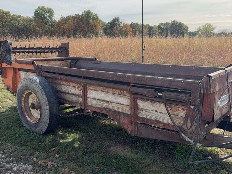 new-idea-manure-spreader,-single-axle,-wood-floor,-540pto,-has-a-hole-in-floor,-is-in-working-order,-just-needs-a-new-floor,-hyd.-slop/end-gate,-rear-beater-image-3