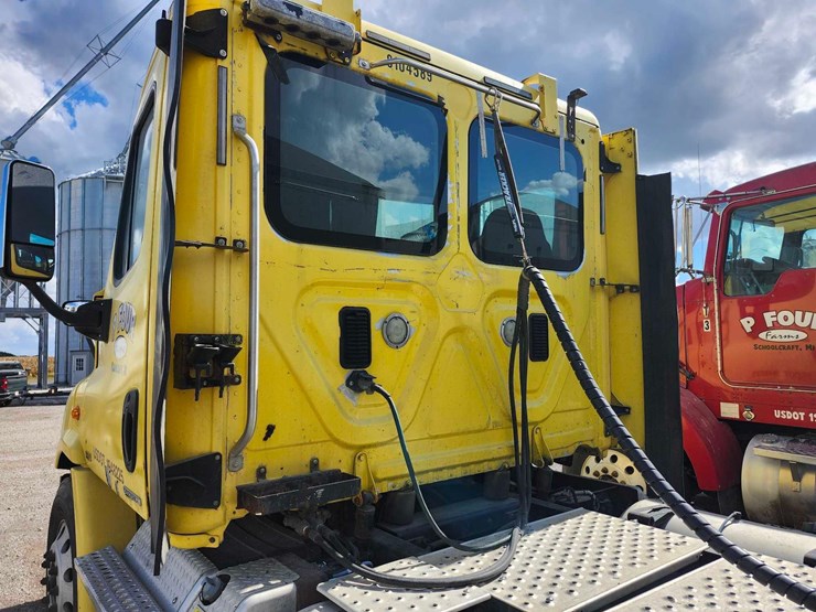 2016-freightliner-semi,-tag-#646-image-6