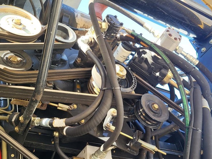 new-holland-cr9040-image-23