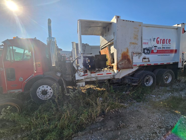 2001-peterbilt-320-image-6