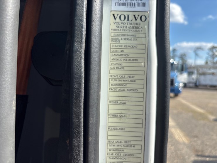 2016-volvo-vnl64t300-image-16