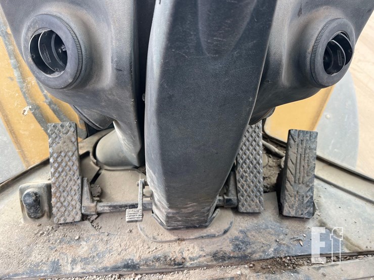 2011-deere-544k-image-35