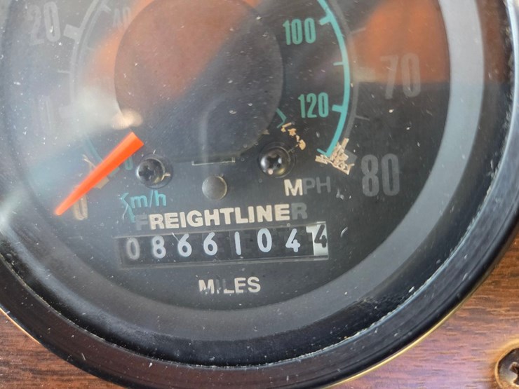 1988-freightliner-day-cab-semi-image-76