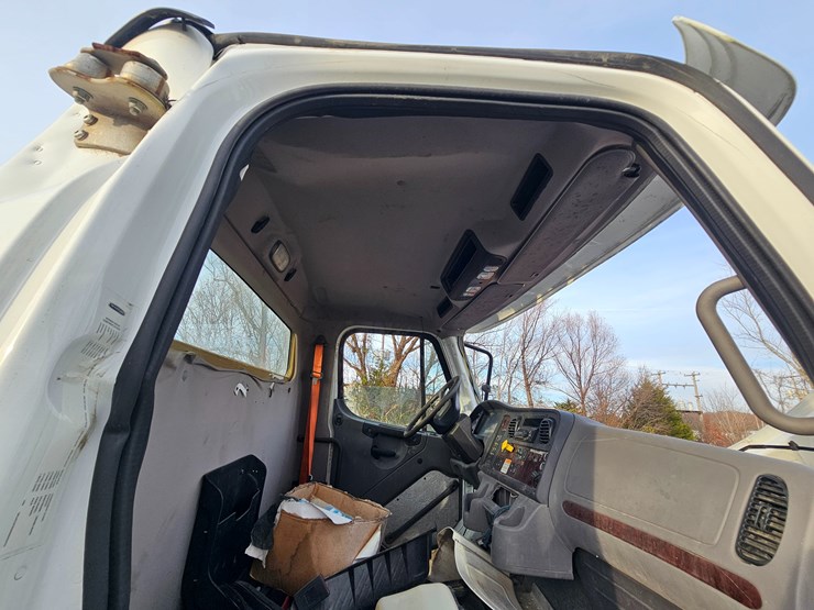 2019-freightliner-m2-106-image-30