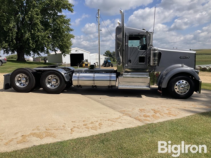 2017-kenworth-w900l-image-4