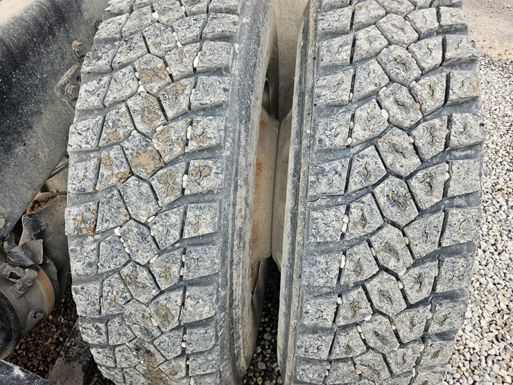 freightliner-columbia-112-image-94