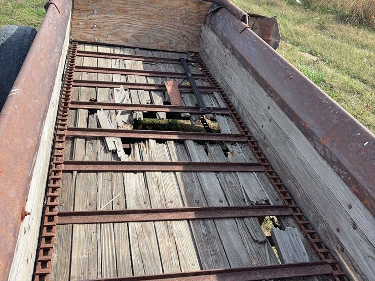 new-idea-manure-spreader,-single-axle,-wood-floor,-540pto,-has-a-hole-in-floor,-is-in-working-order,-just-needs-a-new-floor,-hyd.-slop/end-gate,-rear-beater-image-13