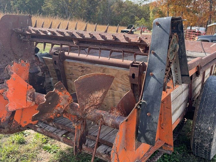 new-idea-manure-spreader,-single-axle,-wood-floor,-540pto,-has-a-hole-in-floor,-is-in-working-order,-just-needs-a-new-floor,-hyd.-slop/end-gate,-rear-beater-image-5