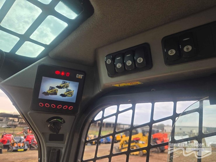 2019-caterpillar-299d2-xhp-image-18