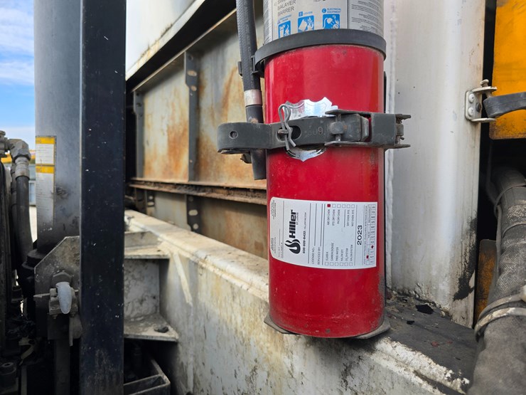 2005-peterbilt-320-image-65