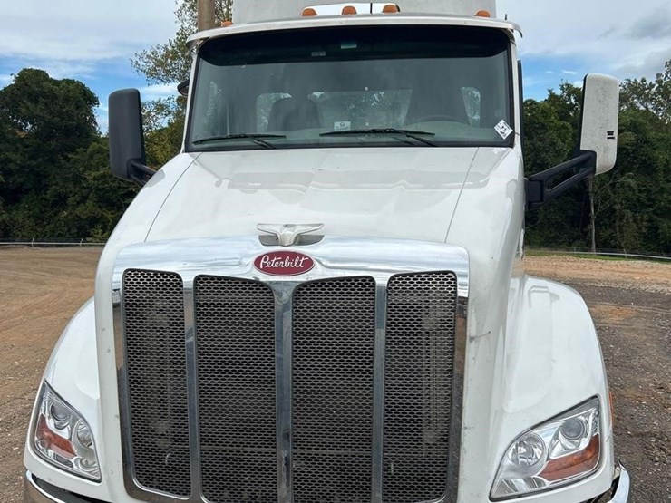 peterbilt-579-image-5