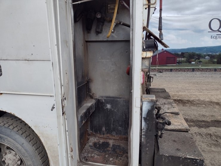 freightliner-fl60-image-35