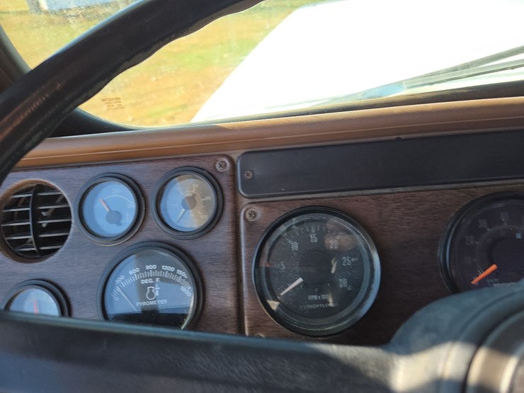 1988-freightliner-day-cab-semi-image-65