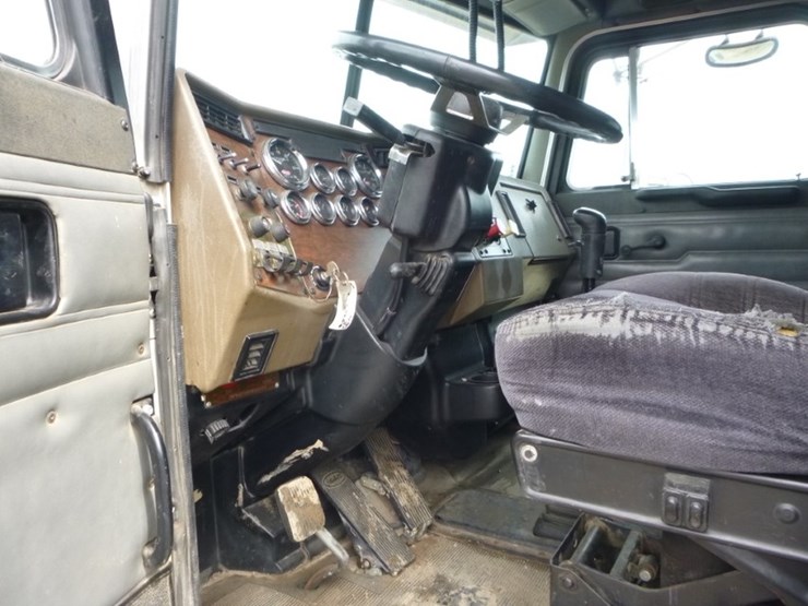 peterbilt-330-image-15