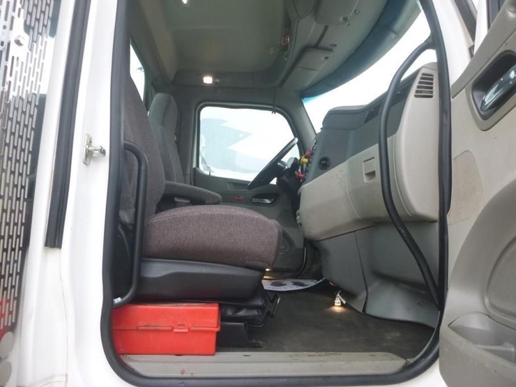 2019-peterbilt-567-image-13