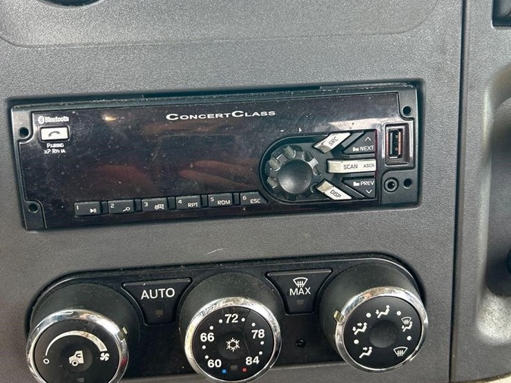 peterbilt-579-image-59