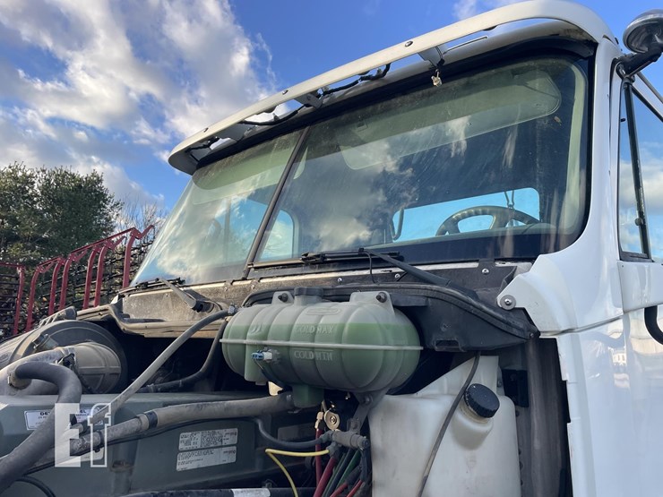 freightliner-columbia-120-image-5