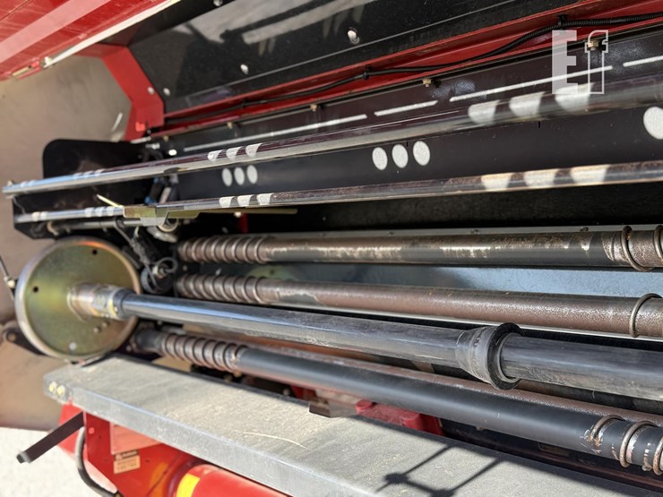 new-holland-roll-belt-560-image-24