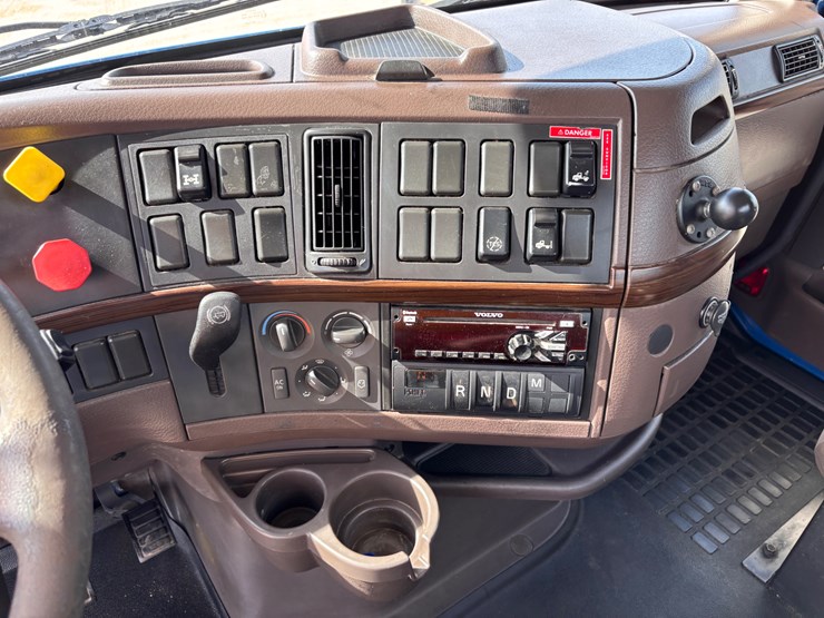 volvo-vnl64t300-image-10